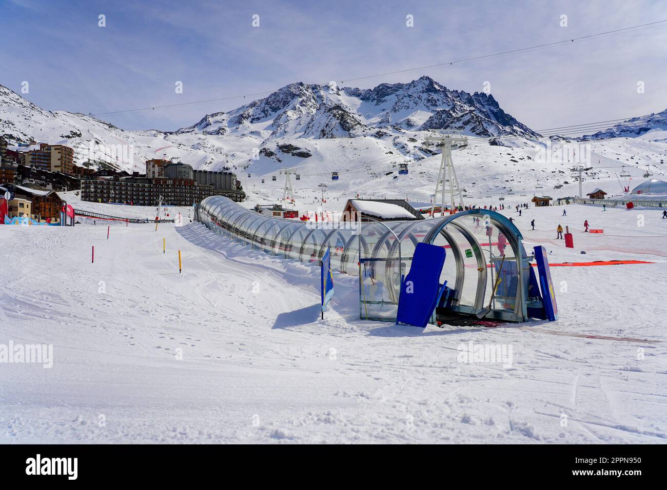 Tapis Roulant dans un Tunnel de Verre sur la piste de Ski d'une école de Ski de Val Thorens dans les Alpes francaises en hiver Stockfoto