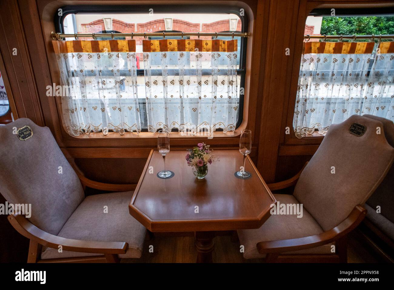 Innerhalb des Expreso de la Robla Luxuszuges, der durch Bilbao nach Leon im Norden Spaniens, Europa fährt. Innenraum des Restaurantwagens. Stockfoto