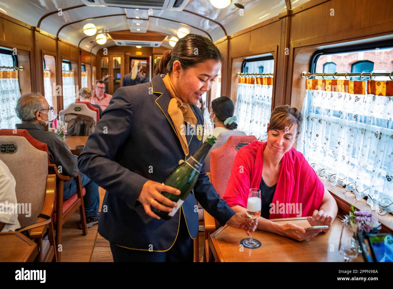 Champagner wird im Expreso de la Robla Luxuszug serviert, der durch Bilbao nach Leon im Norden Spaniens, Europa fährt. Innenseite des Restaurants ca. Stockfoto