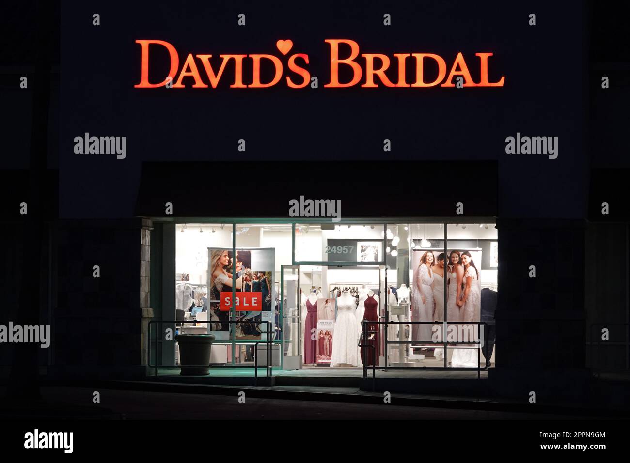 Stevenson Ranch, Kalifornien/USA - 1. Okt. 2019: Ein David’s Bridal Einzelhandelsgeschäft ist nachts von außen zu sehen. Stockfoto