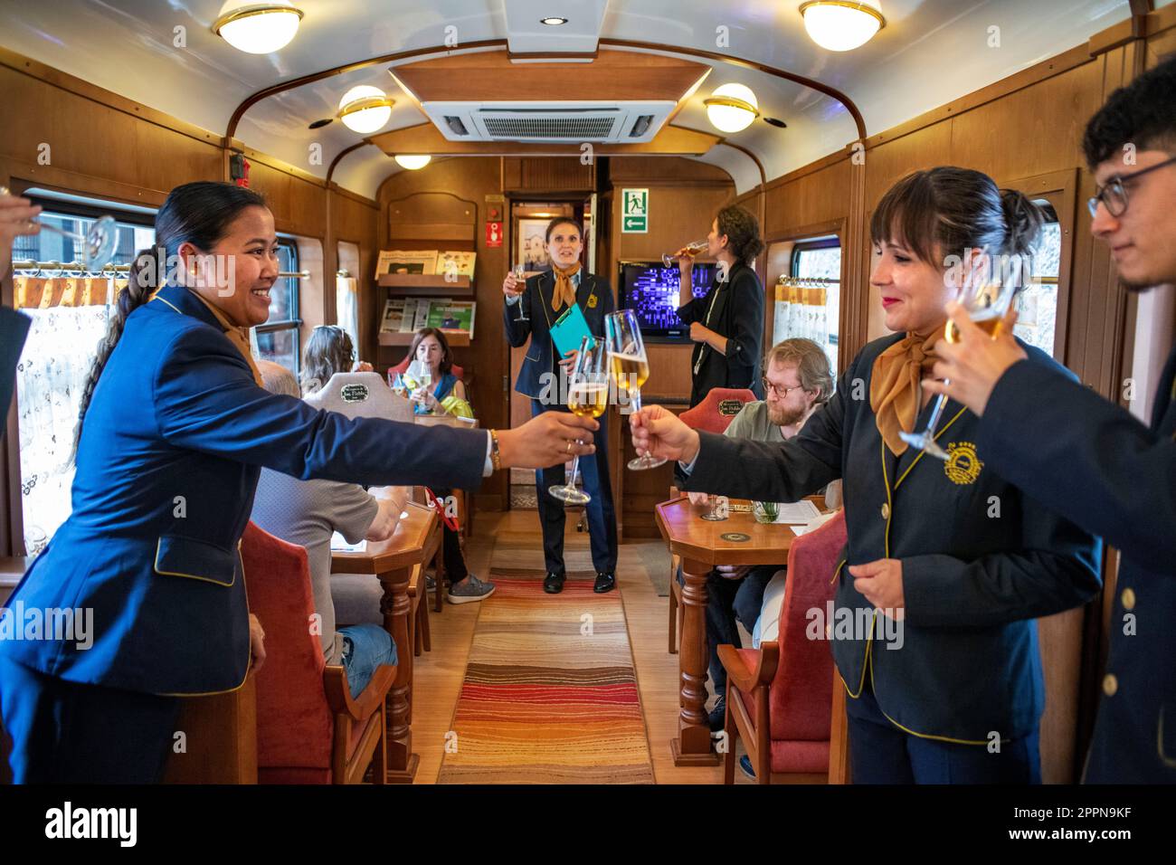 Champagner wird im Expreso de la Robla Luxuszug serviert, der durch Bilbao nach Leon im Norden Spaniens, Europa fährt. Innenseite des Restaurants ca. Stockfoto