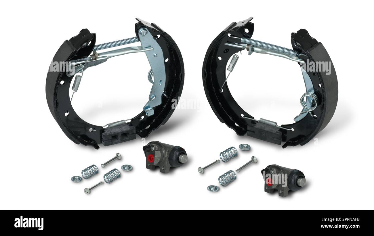 Satz neuer Trommelbremsbeläge an der Hinterachse auf weißem Hintergrund. Autoreparatur. Ersatzteile. Stockfoto