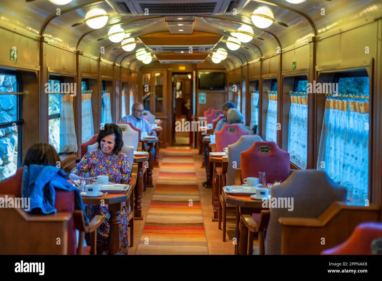 Innerhalb des Expreso de la Robla Luxuszuges, der durch Bilbao nach Leon im Norden Spaniens, Europa fährt. Innenraum des Restaurantwagens. Stockfoto