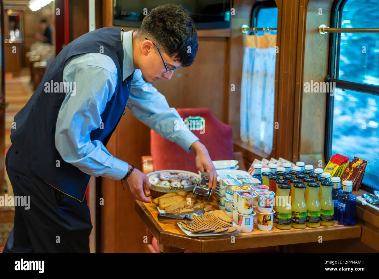 Innerhalb des Expreso de la Robla Luxuszuges, der durch Bilbao nach Leon im Norden Spaniens, Europa fährt. Das Innere des Restaurantwagens im frühstückswagen tim Stockfoto