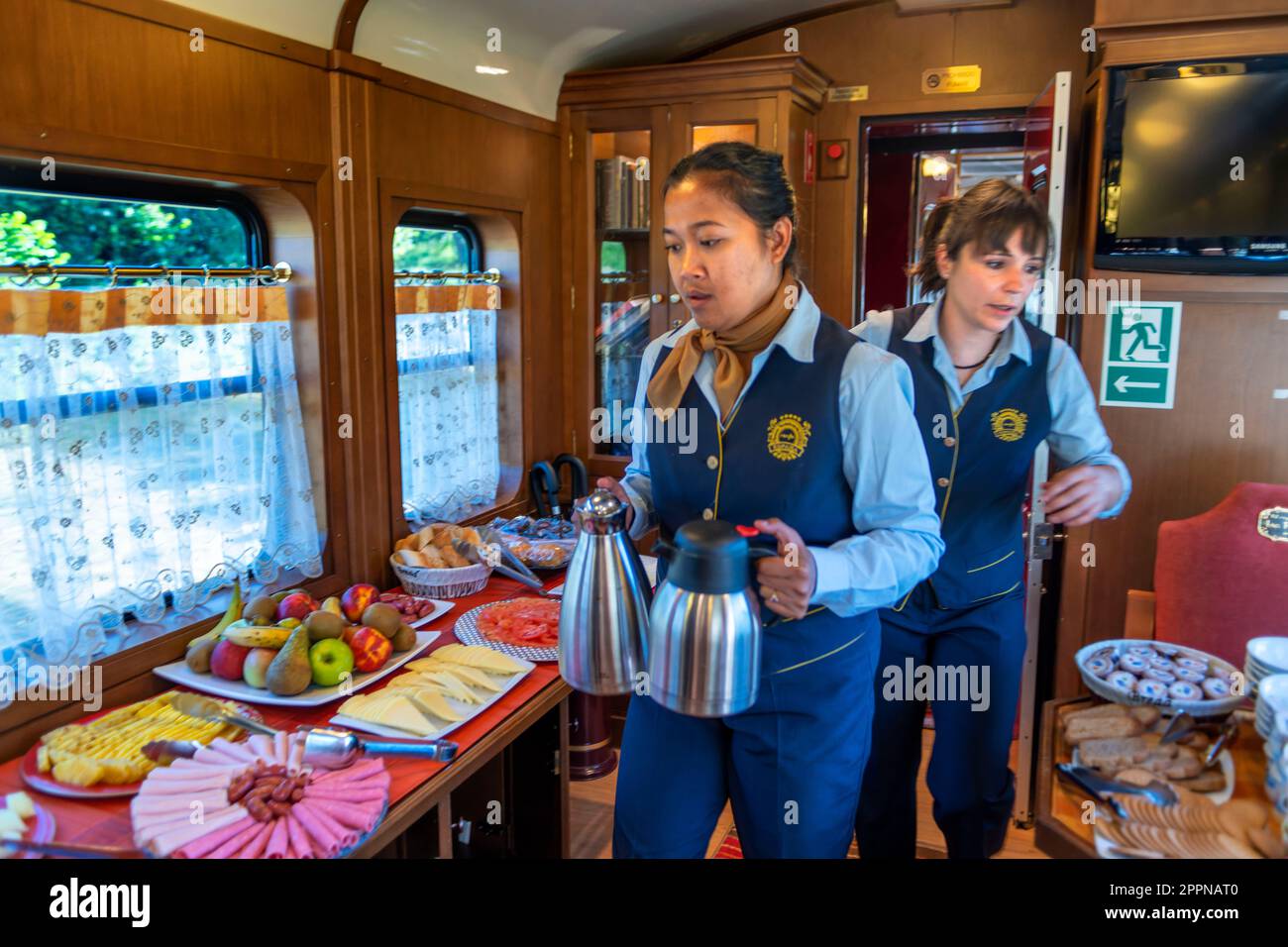 Innerhalb des Expreso de la Robla Luxuszuges, der durch Bilbao nach Leon im Norden Spaniens, Europa fährt. Das Innere des Restaurantwagens im frühstückswagen tim Stockfoto