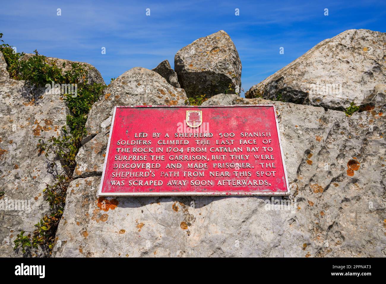 Rote Tafel mit einer kurzen Geschichte der Ereignisse, die sich auf dem Gipfel des Felsens von Gibraltar entfaltet haben Stockfoto Rote Tafel mit einer kurzen Geschichte der Ereignisse, die sich auf dem Gipfel des Felsens von Gibraltar entfaltet haben Stockfoto