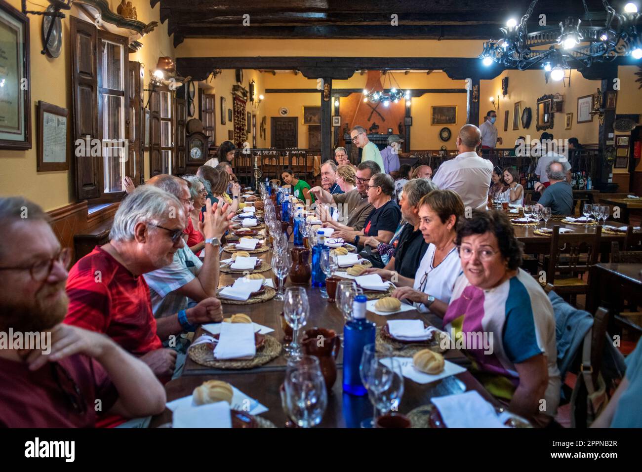 Das Restaurant Meson los templarios in Villalcazar de Sirga befindet sich auf dem Weg nach Santiago, in dem die Holzschnitzerei in Form eines Stockfoto