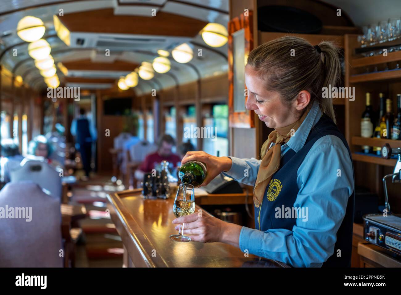 Weißwein im Expreso de la Robla Luxuszug, der durch Bilbao nach Leon im Norden Spaniens, Europa fährt. Innenausstattung des Restaurants c Stockfoto