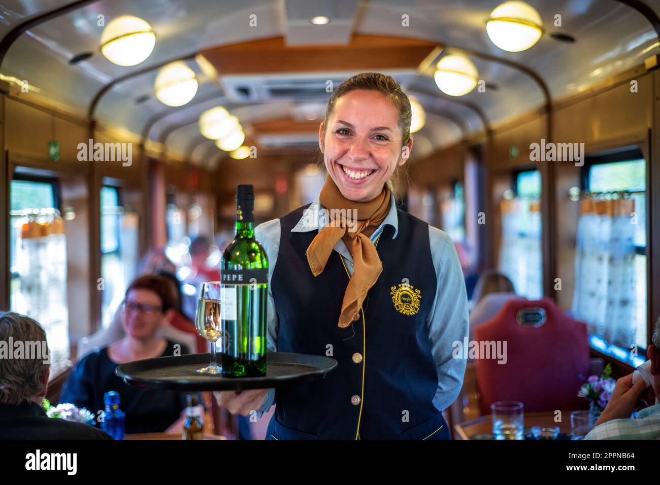 Weißwein im Expreso de la Robla Luxuszug, der durch Bilbao nach Leon im Norden Spaniens, Europa fährt. Innenausstattung des Restaurants c Stockfoto