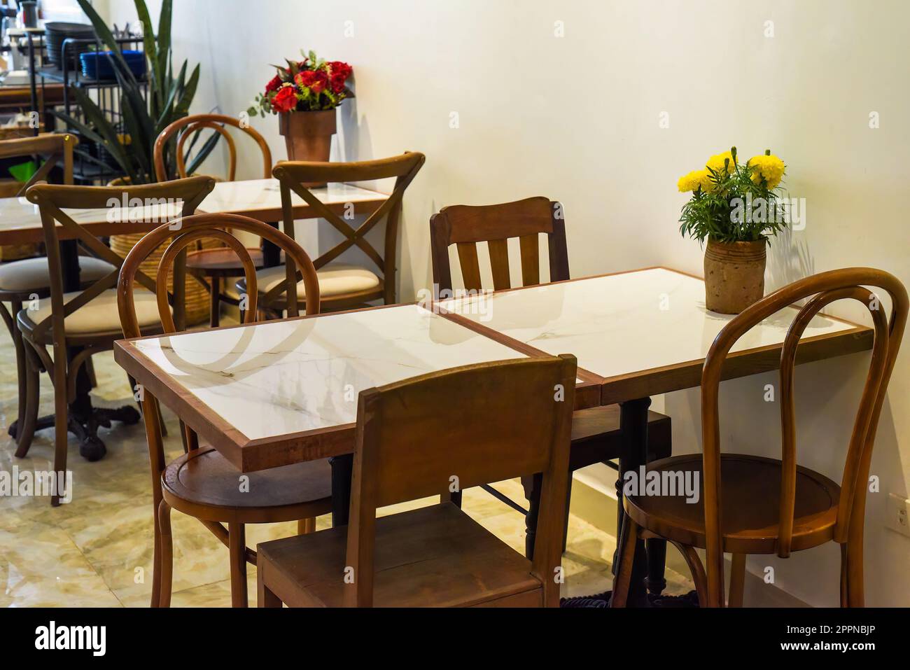 Loft-Stil mit Holzmöbeln in einem vietnamesischen Café Stockfoto