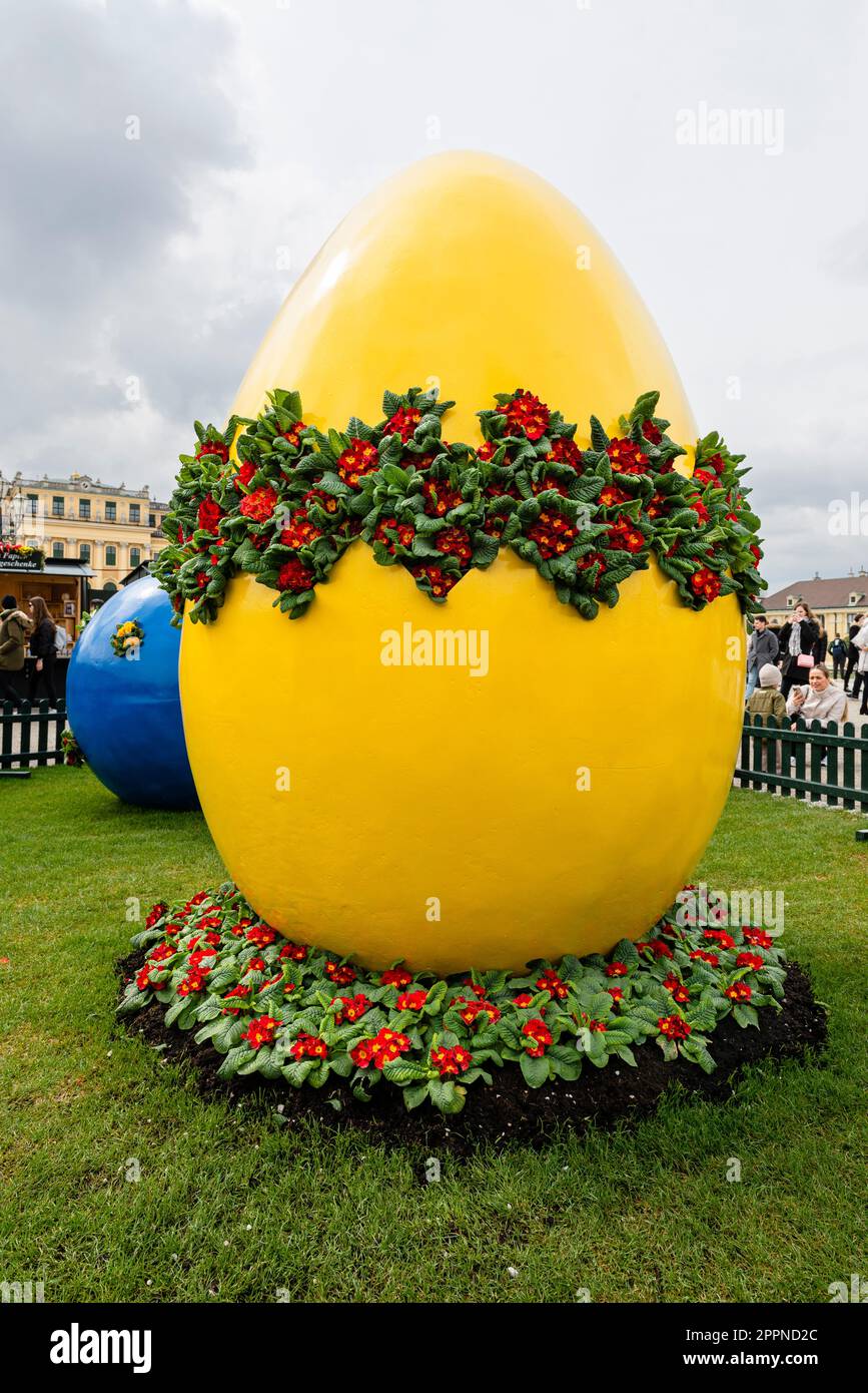 Große blaue und gelbe Osterei auf dem Ostermarkt im Hof des Schlosses Schönbrunn, Wien Stockfoto
