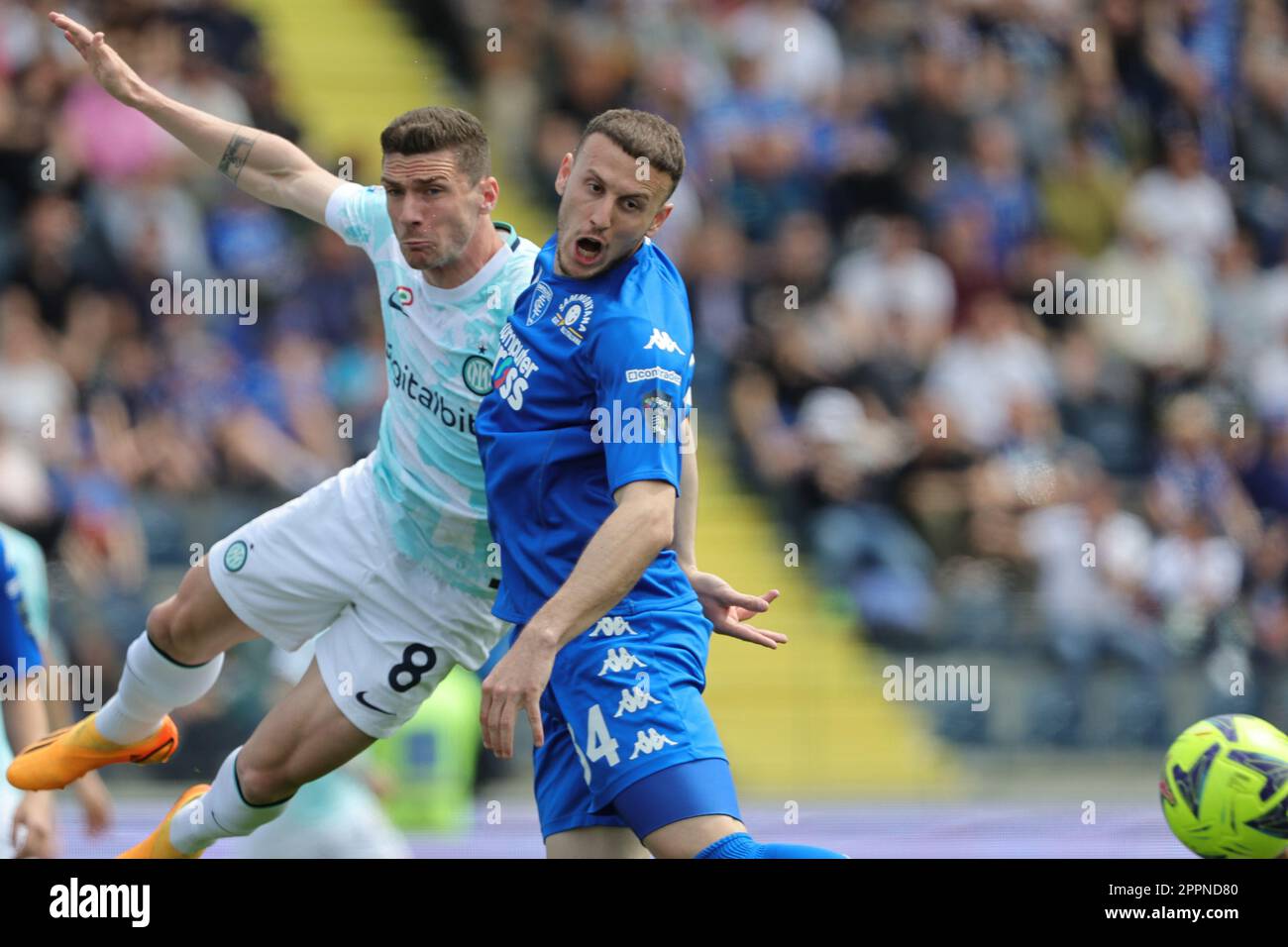 ITA-SerieA-Empoli / Inter&#XA;EMPOLI, ITALIEN – April 23, Ardian Ismajli von ACF Empoli und Robin Gosens von INTER, Kampf um den Ball während der Italia Stockfoto