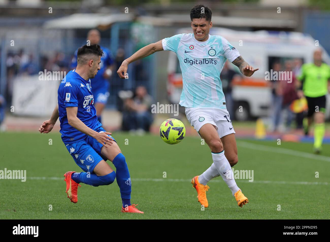 ITA-SerieA-Empoli / Inter&#XA;EMPOLI, ITALIEN – April 23, Fabiano Parisi von ACF Empoli und Joaquin Correa von INTERN während des italienischen Fußballstadiums der Serie A. Stockfoto