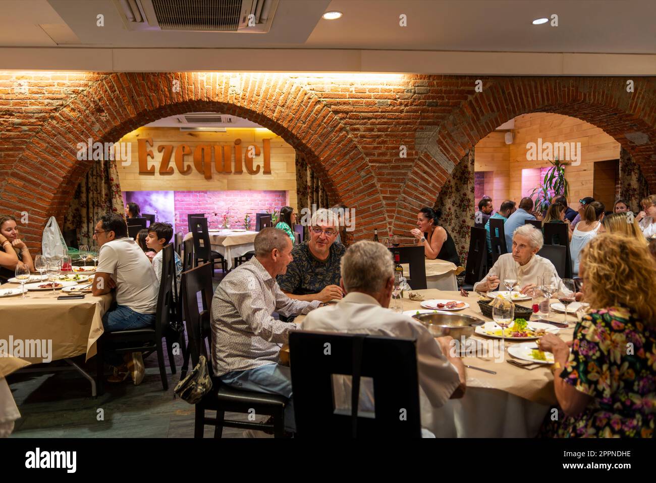 Das beliebte Ezequiel Restaurant in der calle ancha City Center Bürgersteig im Barrio Humedo, Leon, Castilla y Leon, Spanien. Stockfoto