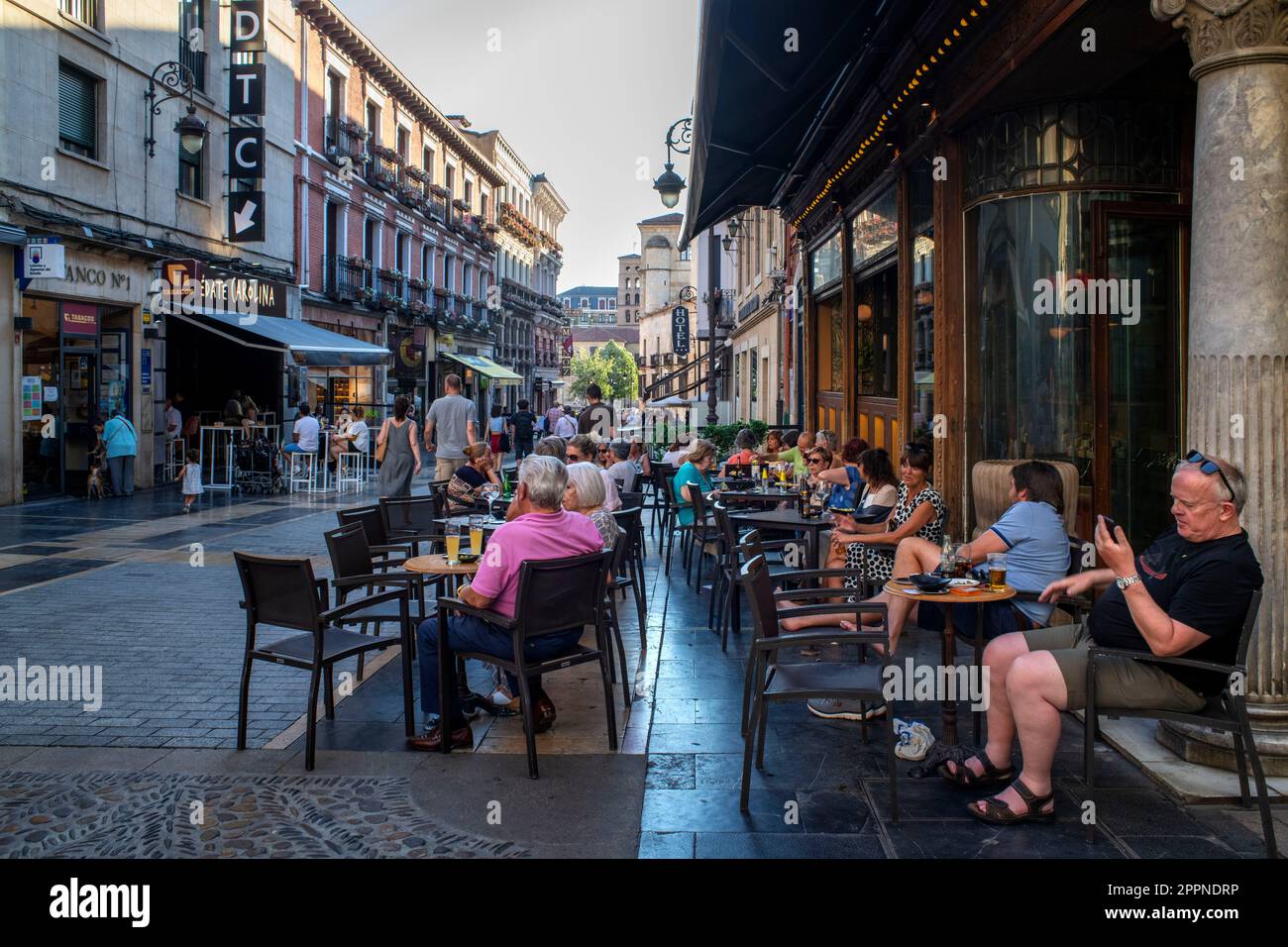 Bars und Restaurants in der calle ancha City Center Bürgersteig im Barrio Humedo, Leon, Castilla y Leon, Spanien. Stockfoto