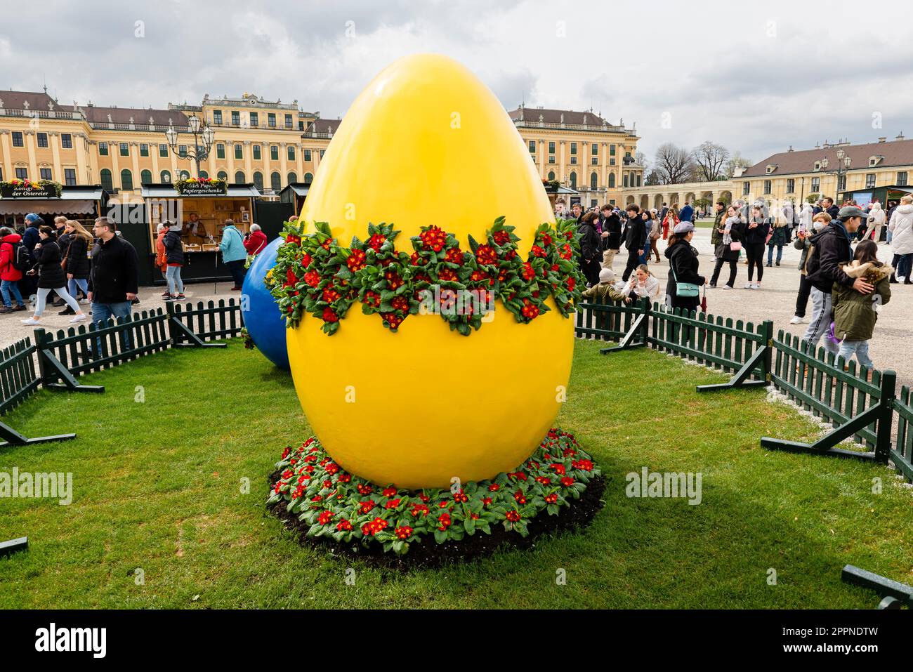 Große blaue und gelbe Osterei auf dem Ostermarkt im Hof des Schlosses Schönbrunn, Wien Stockfoto