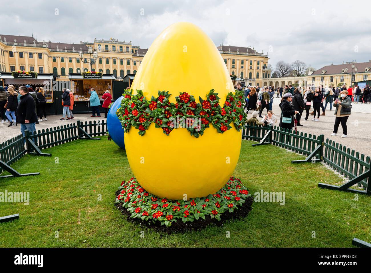 Große blaue und gelbe Osterei auf dem Ostermarkt im Hof des Schlosses Schönbrunn, Wien Stockfoto