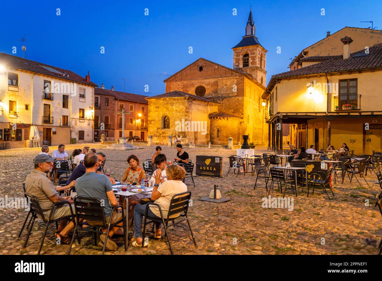 Plaza del Grano oder Getreideplatz im Stadtzentrum von Leon auf dem Gehweg im Barrio Humedo, Leon, Castilla y Leon, Spanien. Kirche Santa Maria del Camino in Stockfoto
