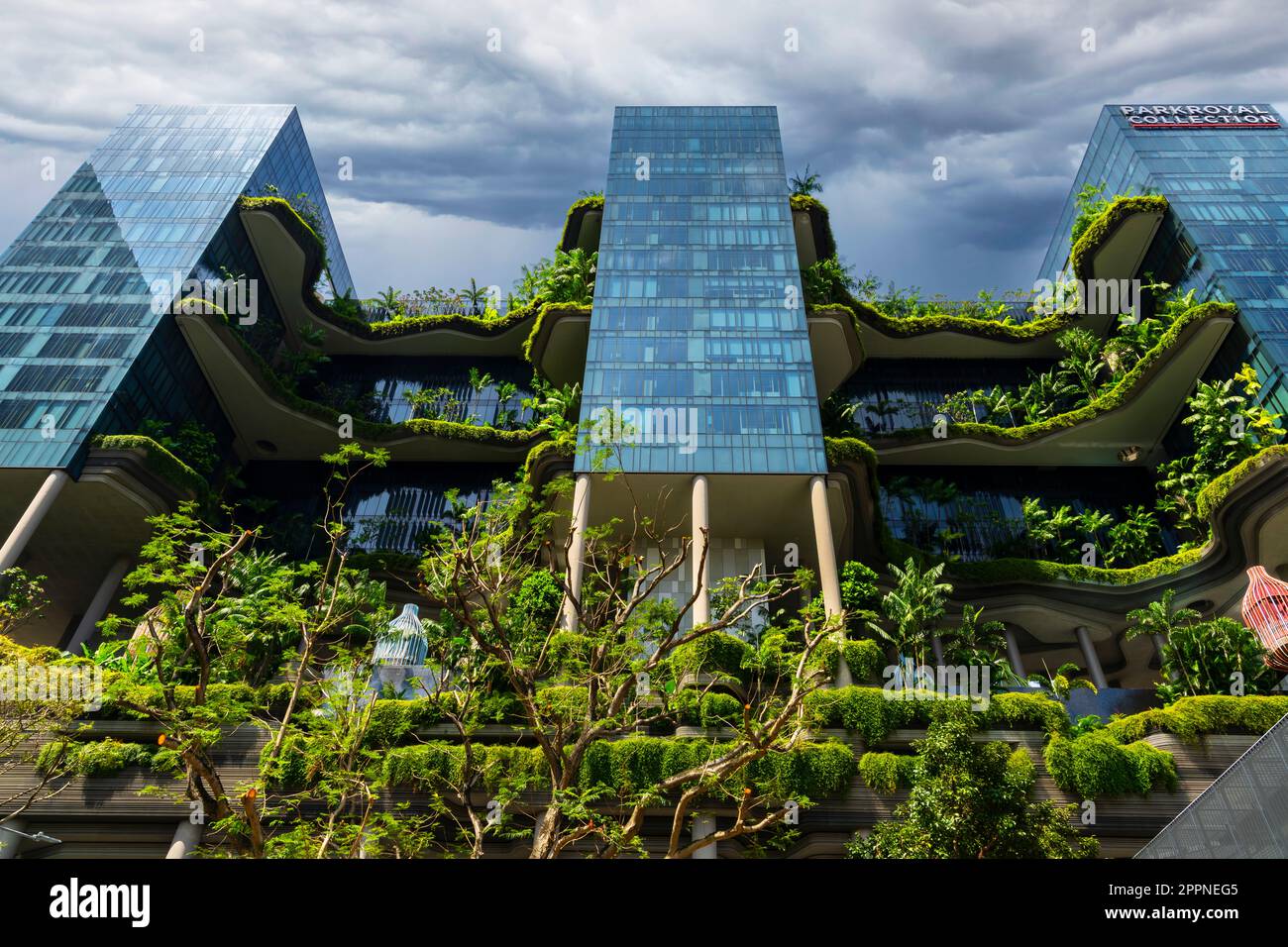 Hotel Parkroyal Collection Pickering mit seinen attraktiven üppigen, grünen Terrassen, Singapur. Das Projekt erlangt Wissen darüber, wie wir es schaffen können Stockfoto