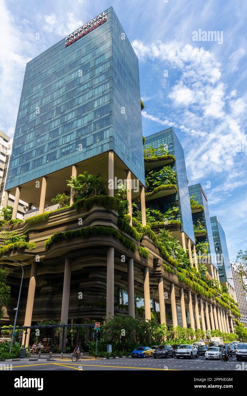 Hotel Parkroyal Collection Pickering mit seinen attraktiven üppigen, grünen Terrassen, Singapur. Das Projekt erlangt Wissen darüber, wie wir es schaffen können Stockfoto