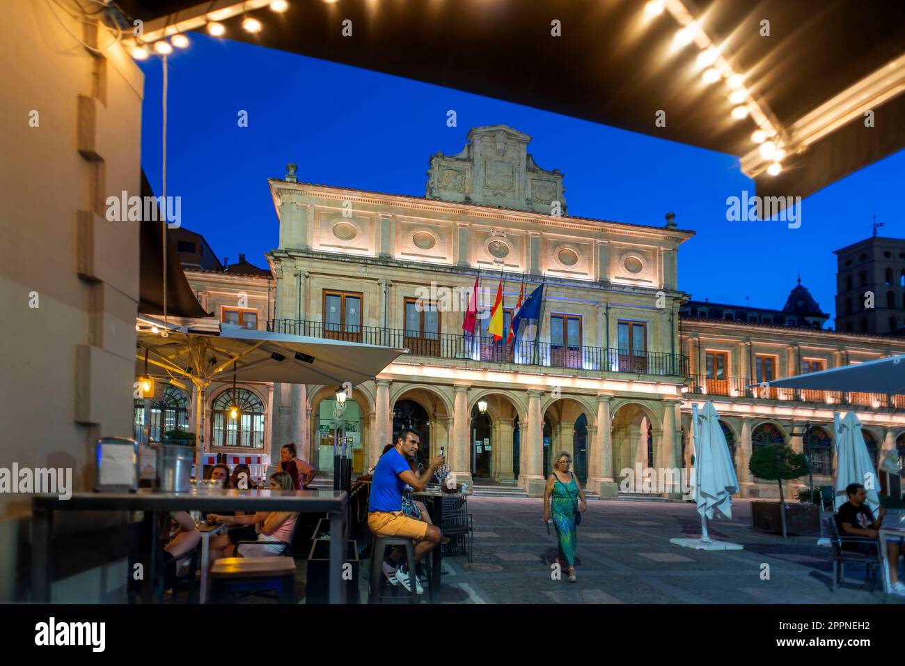 Bars und Restaurants am Plaza San Marcelo im Stadtzentrum von Leon, auf dem Gehweg im Barrio Humedo, Leon, Castilla y Leon, Spanien. Rathaus von Leon Bu Stockfoto