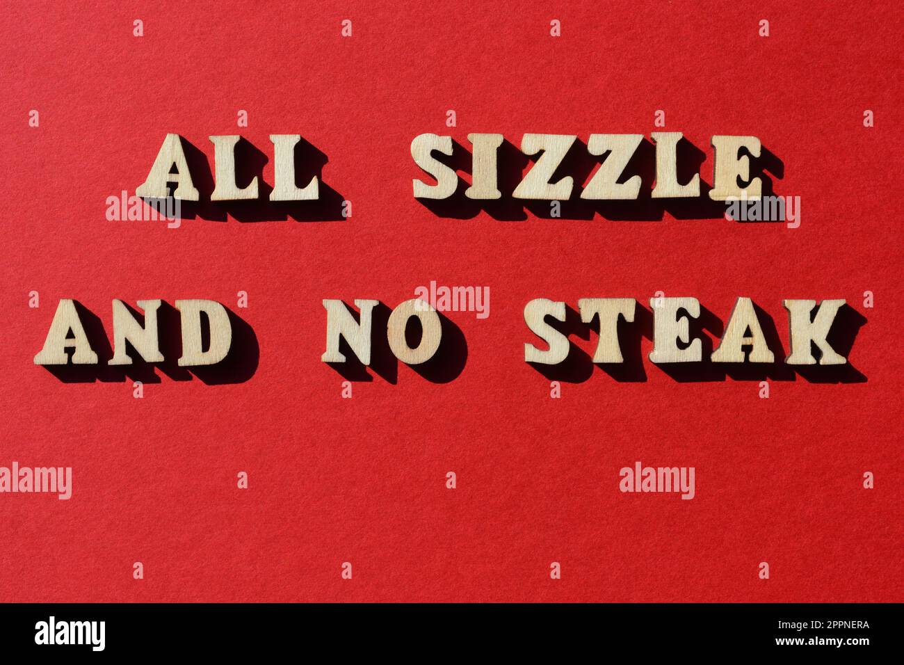 Alle Sizzle und kein Steak, Wörter in hölzernen Buchstaben isoliert auf hellem roten Hintergrund Stockfoto