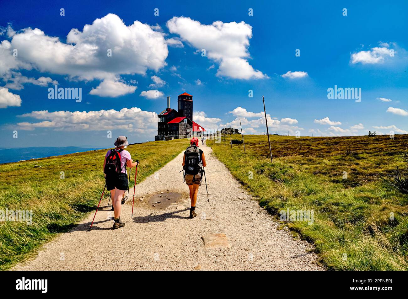 Berglandschaft. Die Relaisstation steht über einem Abgrund bei Snow Cirques, atemberaubende Felsformation in Karkonosze, Polen. Karkonosze, Szklarska Poreba. Stockfoto