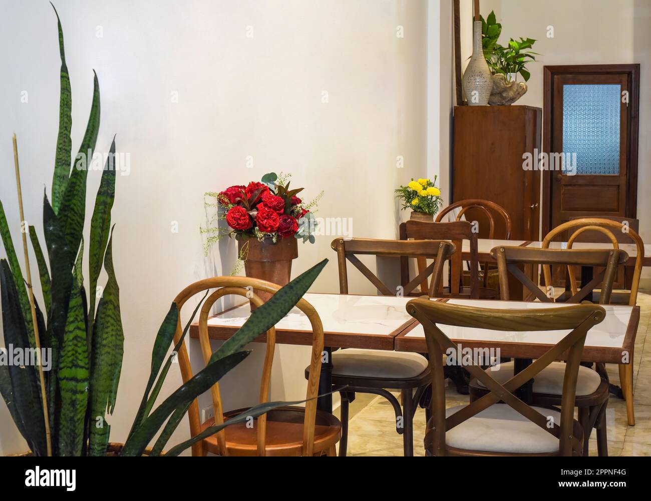 Loft-Stil mit Holzmöbeln in einem vietnamesischen Café Stockfoto