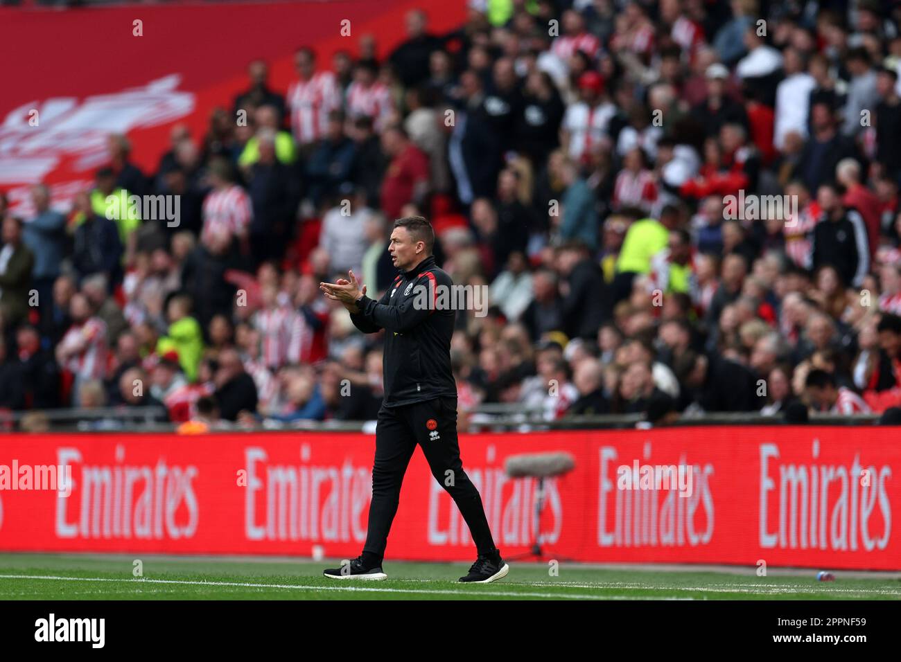 London, Großbritannien. 22. April 2023. Paul Heckingbottom, der Manager von Sheffield Utd, schaut von der Touchline auf den Emirates FA Cup, Halbfinale, Manchester City gegen Sheffield Utd im Wembley Stadium in London am Samstag, den 22. April 2023. Nur redaktionelle Verwendung. Bild von Andrew Orchard/Andrew Orchard Sportfotografie/Alamy Live News Credit: Andrew Orchard Sportfotografie/Alamy Live News Stockfoto