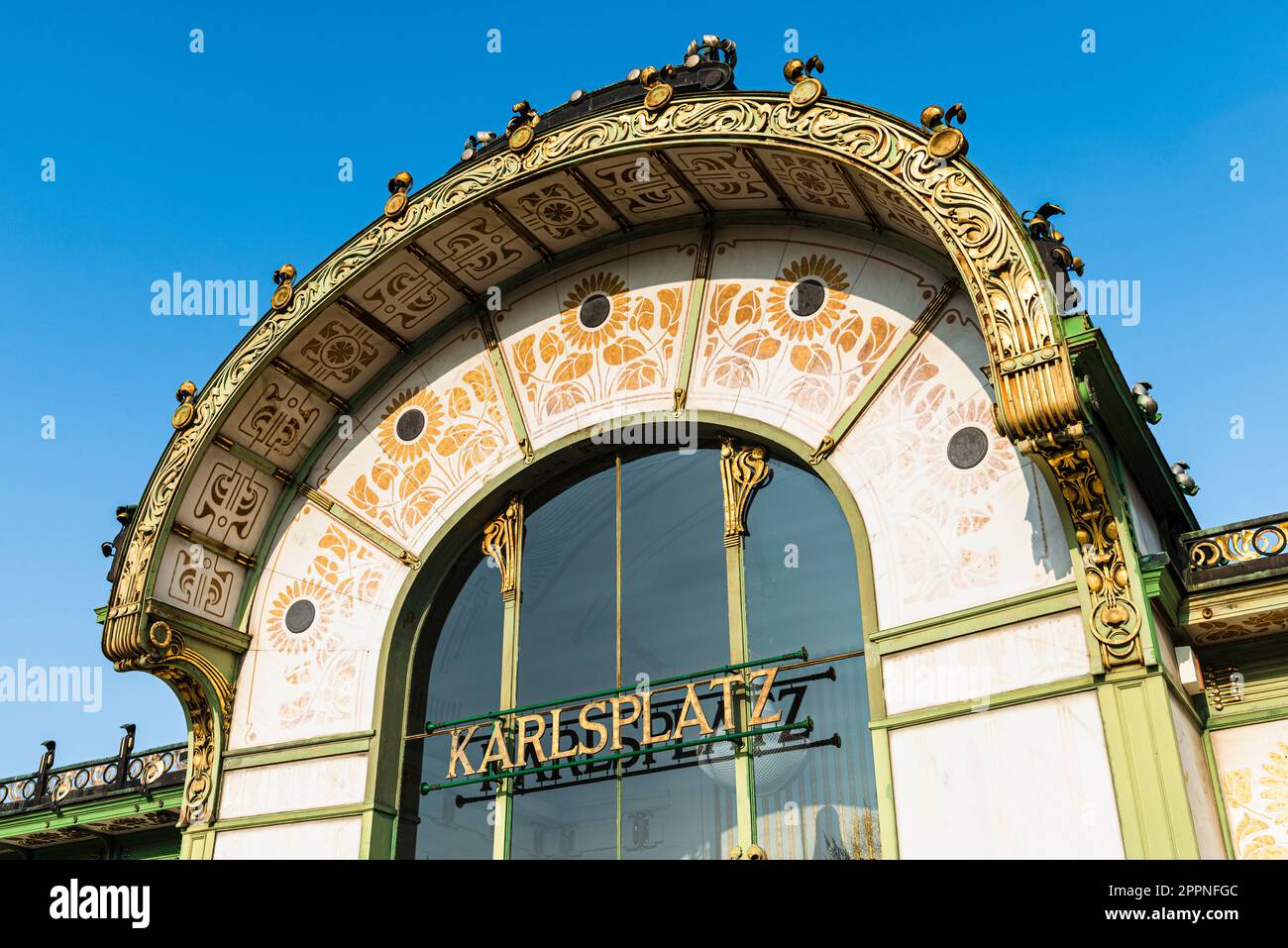 Schmiedeeiserne und vergoldete Jugendstilfassade der U-Bahn-Station Karlsplatz in Wien Stockfoto