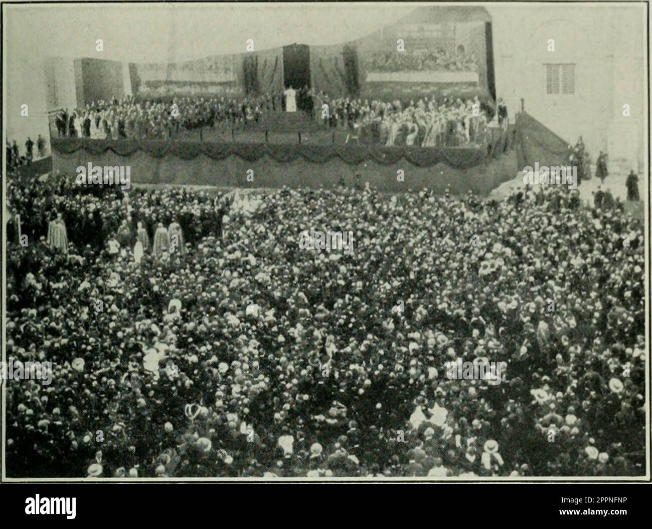 Pélerins de Rome et du XXVIe Congrés Eucharistique International (24-29 Mai 1922). Le „Congrès du Pape“. Cérémonies grandioses et Paroles de paix - Pie XI et les Canadiens. - Rückflug par Assise et autres Villes et sanctuaires Stockfoto