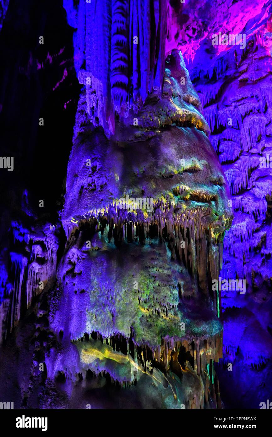 Farbige Lichter in der Höhle des Heiligen Michaels auf dem Felsen von Gibraltar in Südspanien Stockfoto