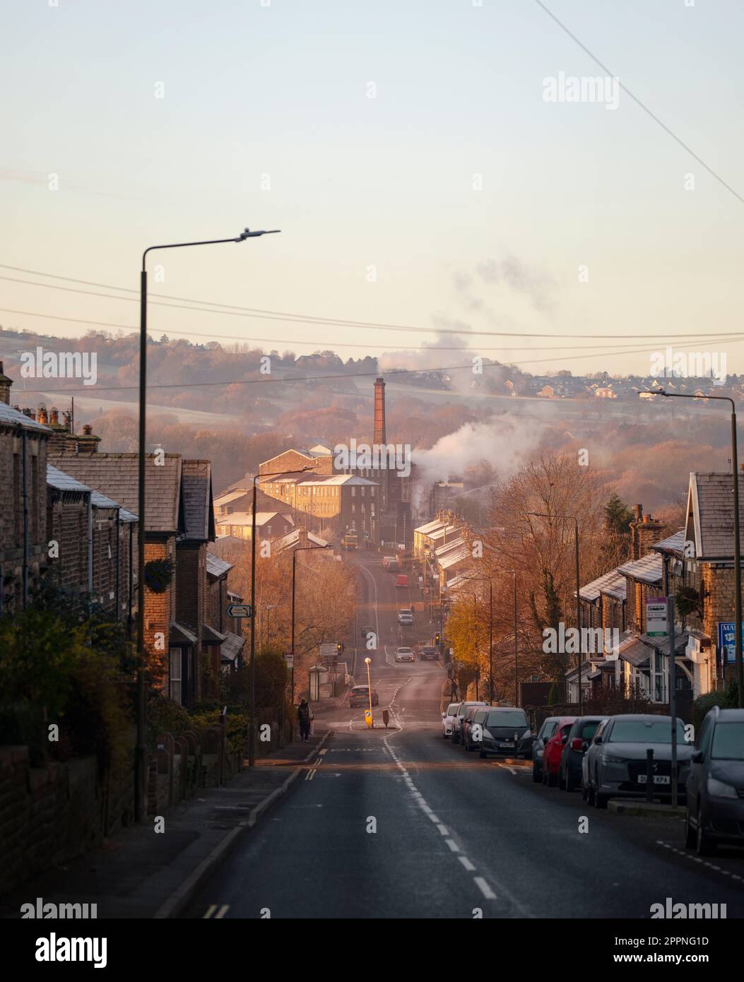 Die Süßwarenfabrik Swizzles in New Mills, Derbyshire, an einem frostigen Wintermorgen. Industrie in einer nordenglischen Stadt mit Rauch aus den Schornsteinen. Stockfoto