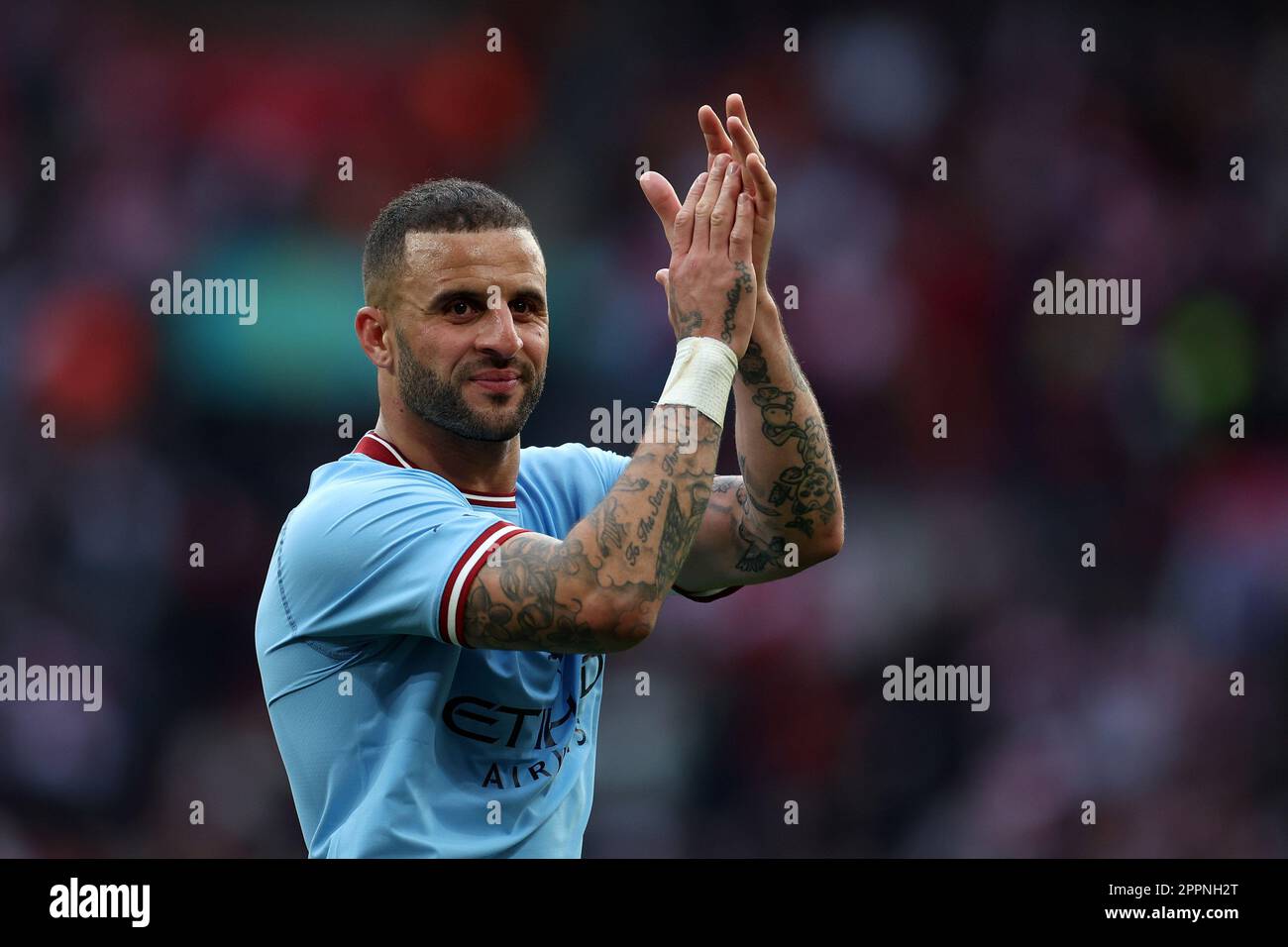 London, Großbritannien. 22. April 2023. Kyle Walker von Manchester City applaudiert den man City Fans nach dem Spiel. Der Emirates FA Cup, Halbfinale, Manchester City gegen Sheffield Utd im Wembley Stadium in London am Samstag, den 22. April 2023. Nur redaktionelle Verwendung. Bild von Andrew Orchard/Andrew Orchard Sportfotografie/Alamy Live News Credit: Andrew Orchard Sportfotografie/Alamy Live News Stockfoto