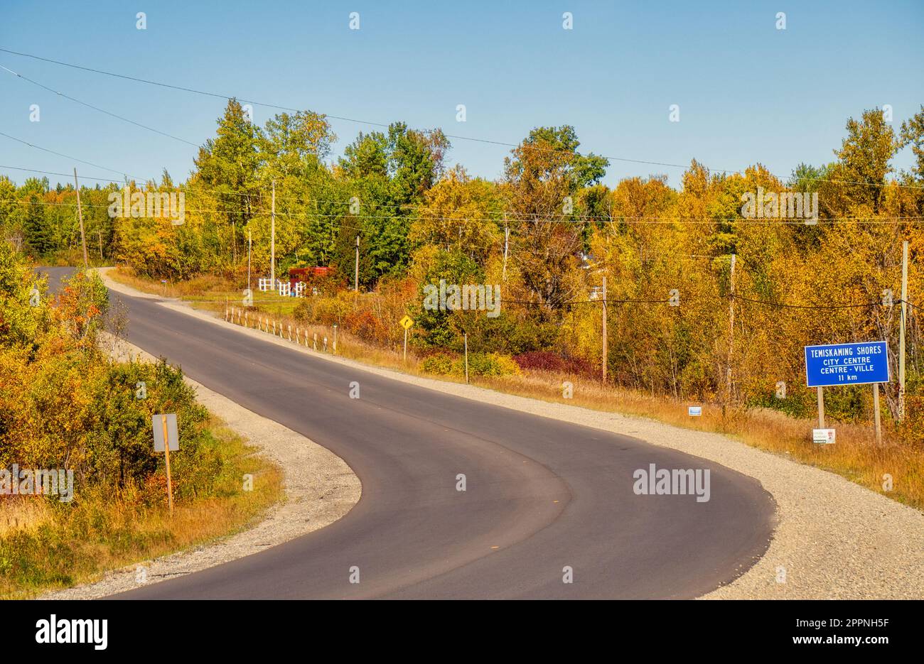 Die Straße nach Tamiskaming Shores aus North Cobalt, Ontario, Kanada, bietet leuchtende Blattfarben im Herbst Stockfoto
