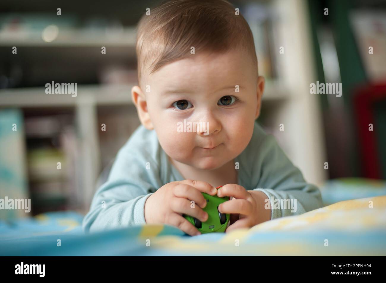 Porträt eines süßen Jungen, der in die Kamera schaut. Das Konzept von Freude und Glück. Liebe und Familiengefühle Stockfoto