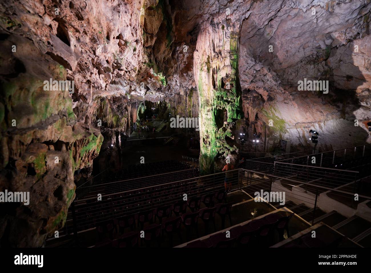 Unterirdisches Theater in der Saint Michaels Höhle im Felsen von Gibraltar - Konzertsaal in natürlicher Umgebung Stockfoto
