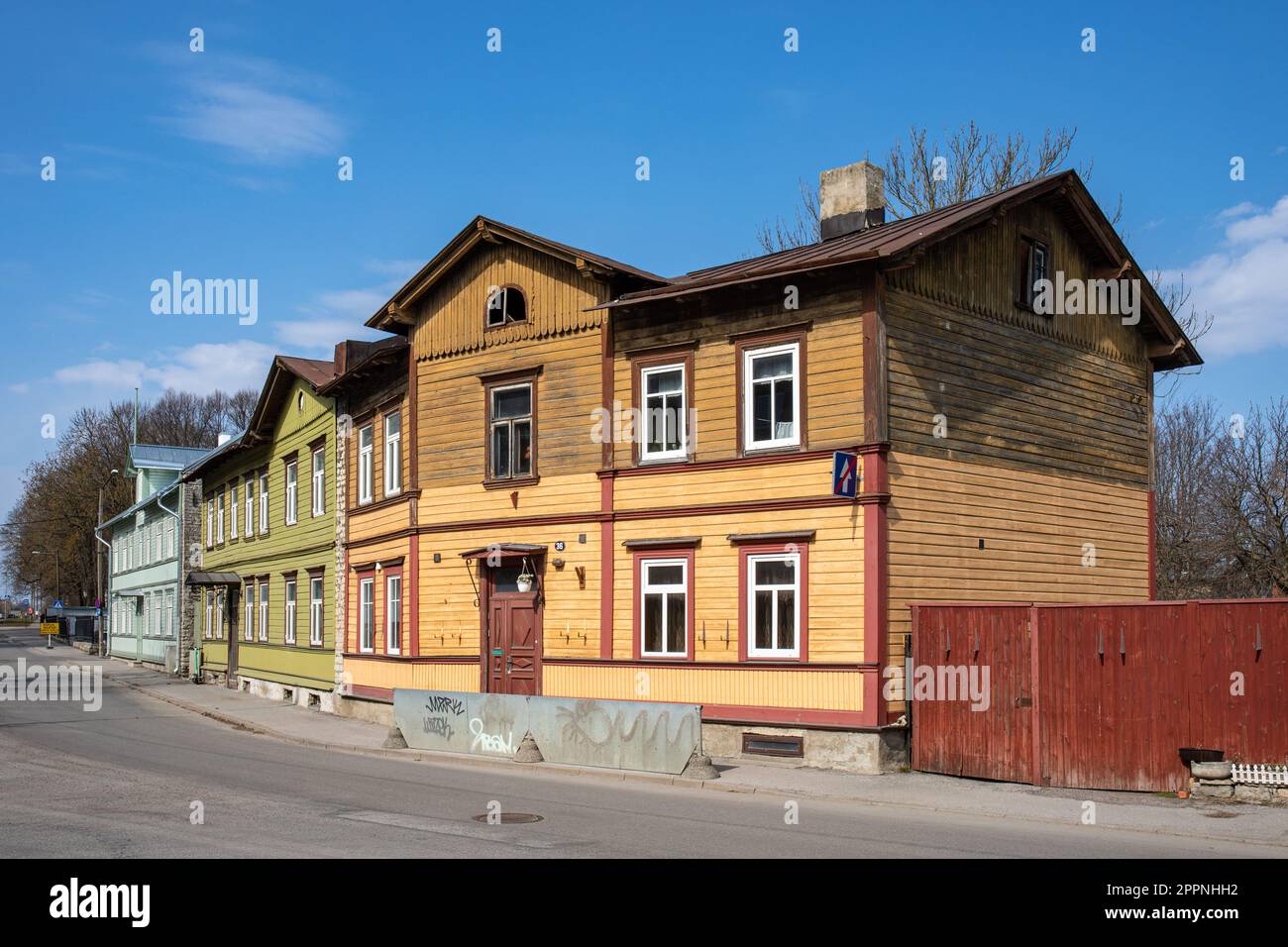 Altes Holzwohngebäude in Tööstuse 36 an einem sonnigen Frühlingstag im Stadtteil Kalamaja in Tallinn, Estland Stockfoto