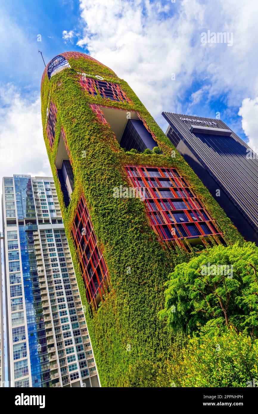 Oasia Hotel der tropische Wolkenkratzer der Innenstadt, des zentralen Geschäftsviertels von Singapur. Projekt der WOHA-Designerin Patricia Urquiola. Stockfoto