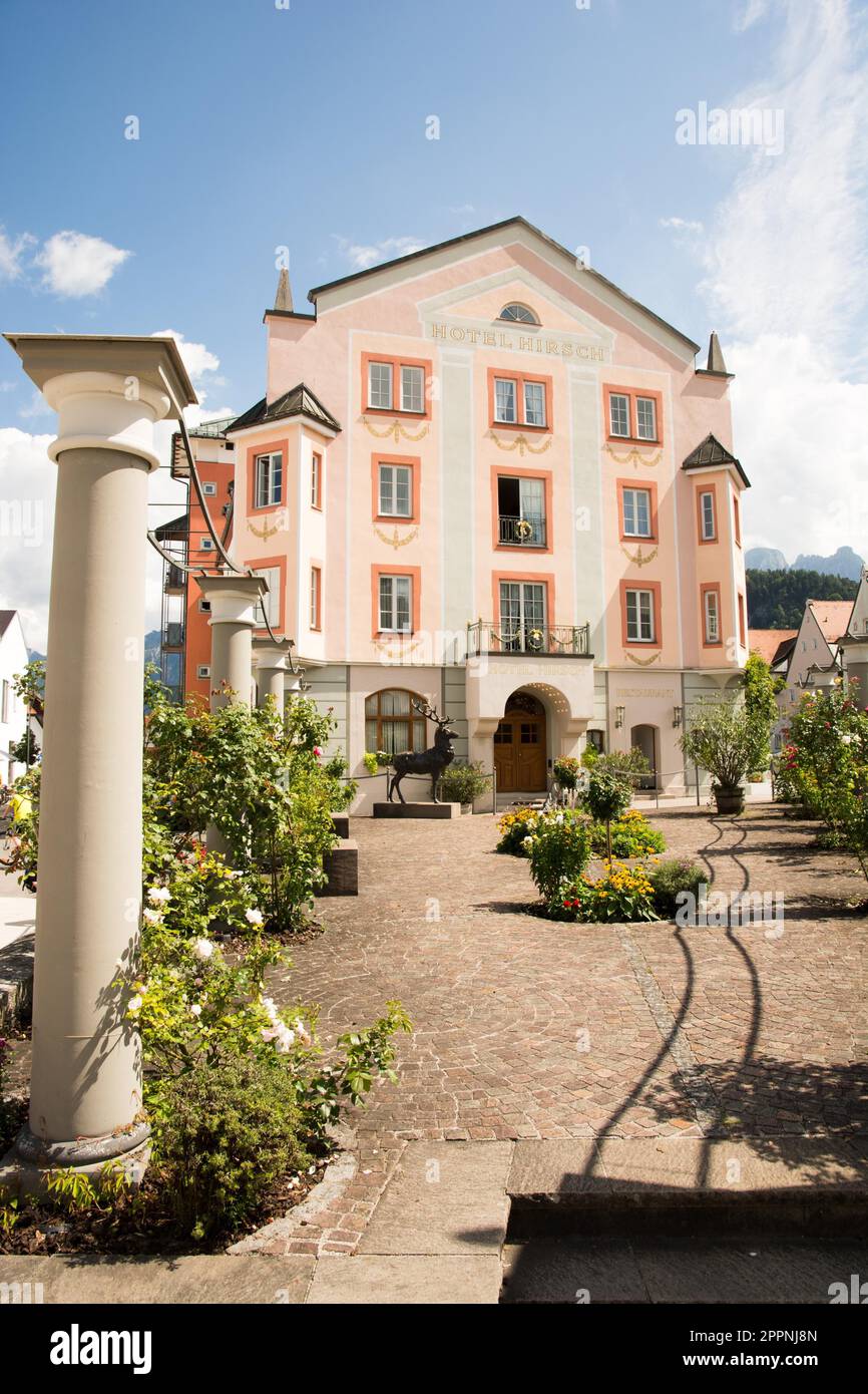 FÜSSEN - 22. AUGUST: Das Hotel Hirsch in Füssen am 22. August 2015. Füssen ist bekannt für seine Violinenindustrie. Foto aufgenommen Stockfoto
