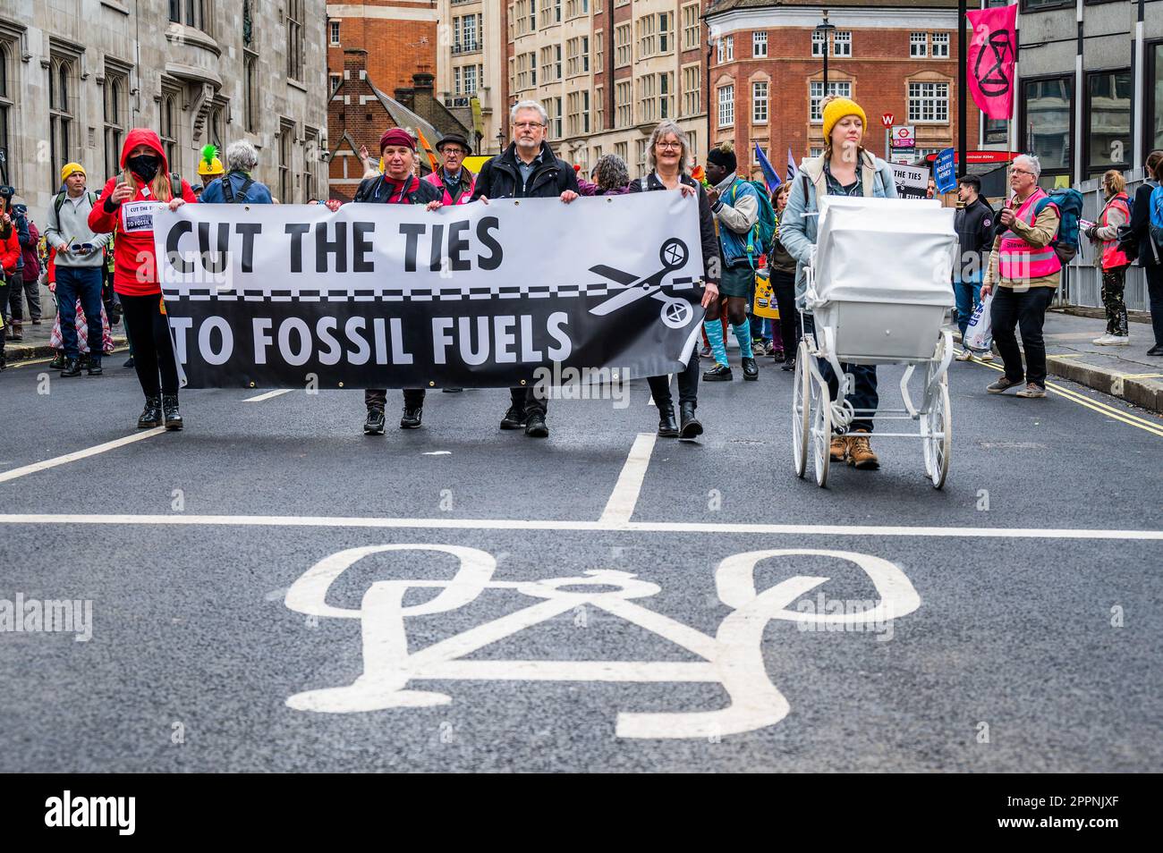 London, Großbritannien. 24. April 2023. Ein Wegfall der Verbindungen zu fossilen Brennstoffen marsch fegt Streikposten und bringt sie zum Parlamentsplatz wird von "anderen" mit weißen Kinderwagen geführt, um die Kinder hervorzuheben, die an Klimawandel und Umweltverschmutzung sterben werden - Ausrottung Rebellion kommt zum letzten Tag des Großen Eins, Vereinigt euch, um zu überleben, Action rund um Parliament Square und Westminster. Kredit: Guy Bell/Alamy Live News Stockfoto