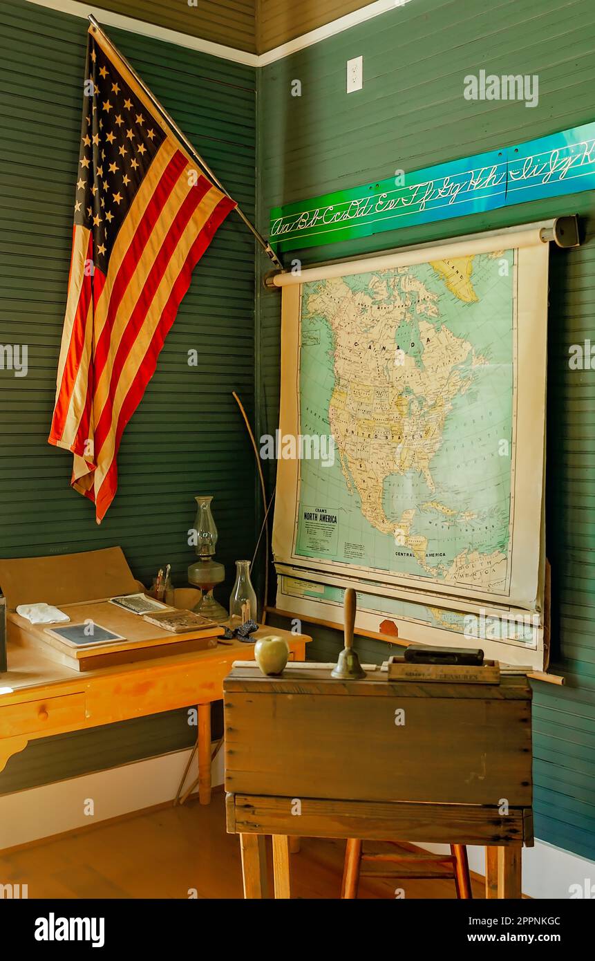 Im Little Red Schoolhouse im Baldwin County Bicentennial Park in Stockton, Alabama, hängt eine Karte neben einer amerikanischen Flagge. Stockfoto