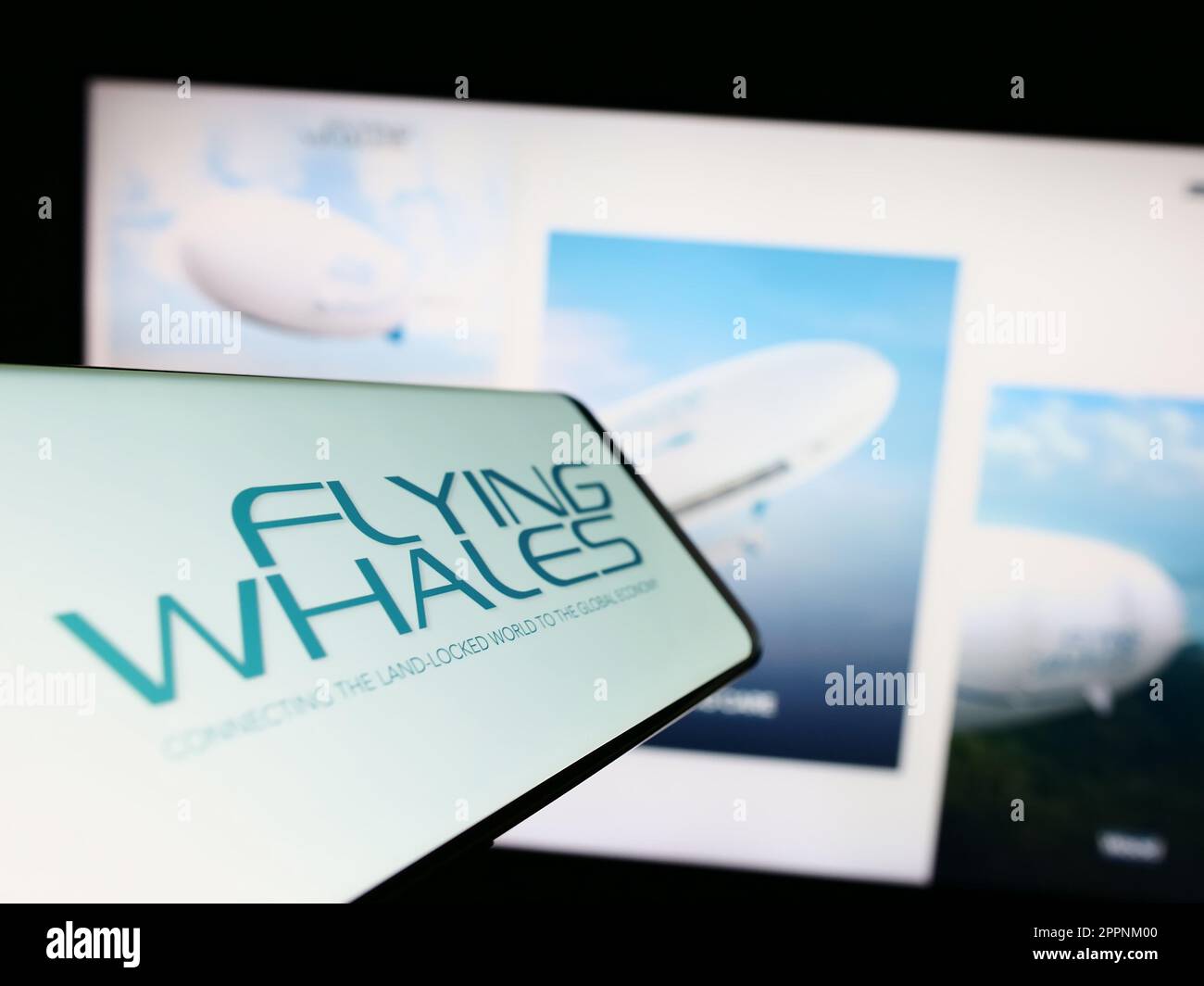 Mobiltelefon mit Logo des französischen Luftschifffahrtsunternehmens Flying Whales auf dem Bildschirm vor der Business-Website. Fokus auf die Mitte rechts des Telefondisplays. Stockfoto