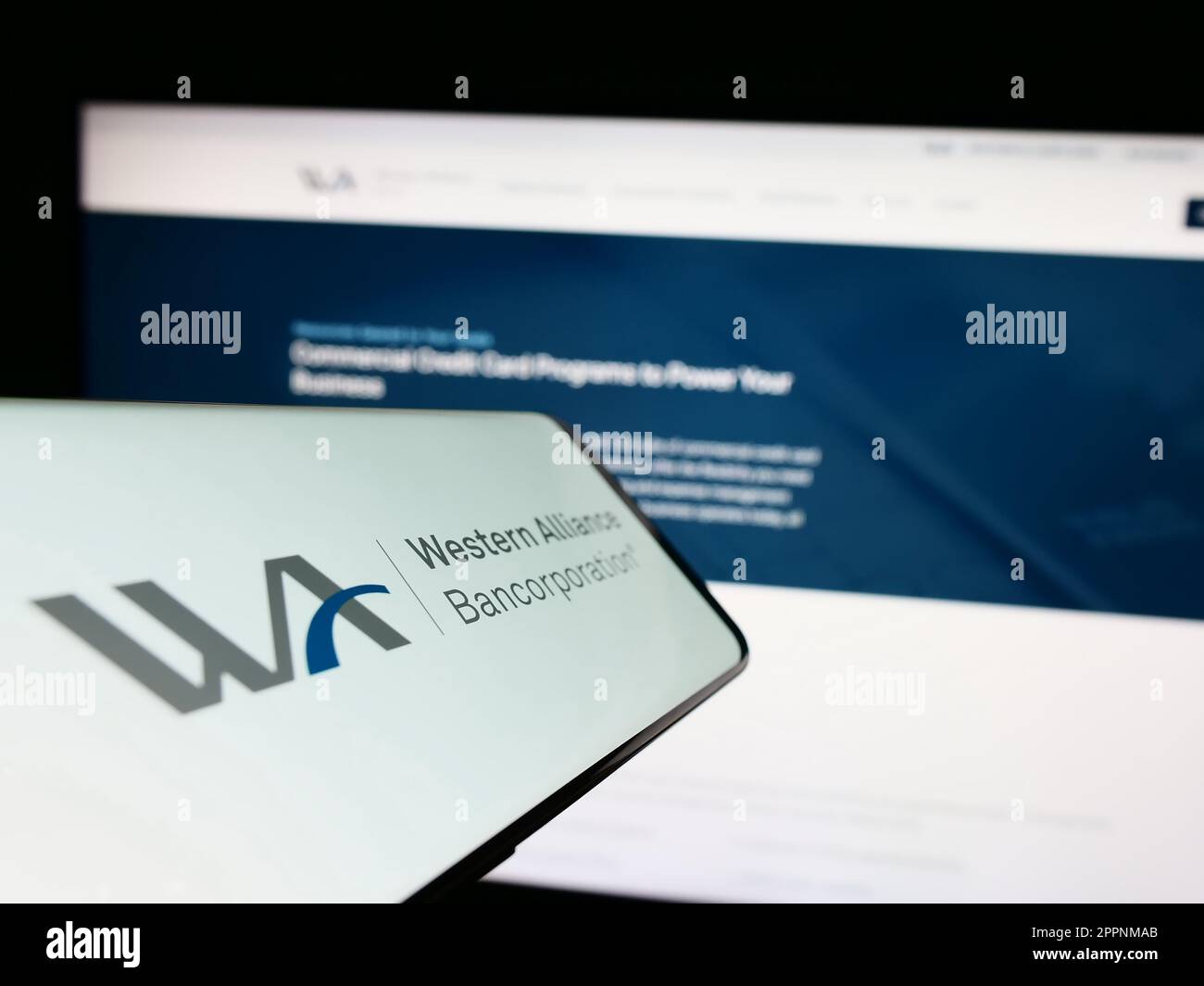 Mobiltelefon mit Logo der US-amerikanischen Western Alliance Bancorporation auf dem Bildschirm vor der Business-Website. Konzentrieren Sie sich auf die Mitte des Telefondisplays. Stockfoto