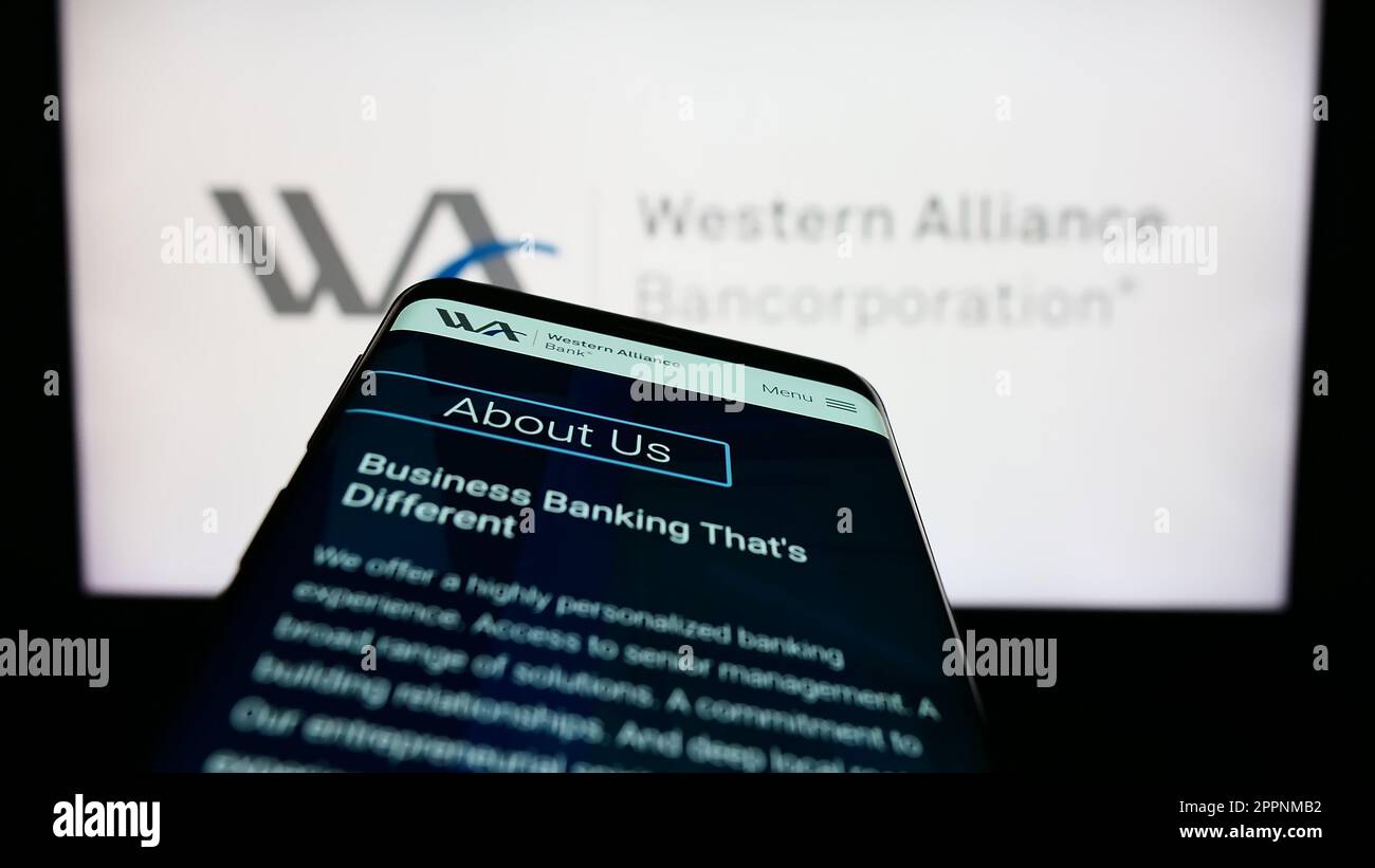 Smartphone mit Webseite des US-Unternehmens Western Alliance Bancorporation auf dem Bildschirm vor dem Unternehmenslogo. Fokus auf oberer linker Seite des Telefondisplays. Stockfoto