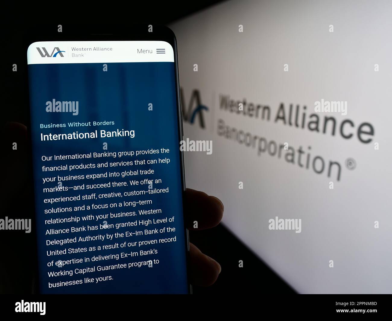 Person, die ein Smartphone mit dem Logo des US-Unternehmens Western Alliance Bancorporation auf dem Bildschirm vor der Website hält. Konzentrieren Sie sich auf das Display des Telefons. Stockfoto