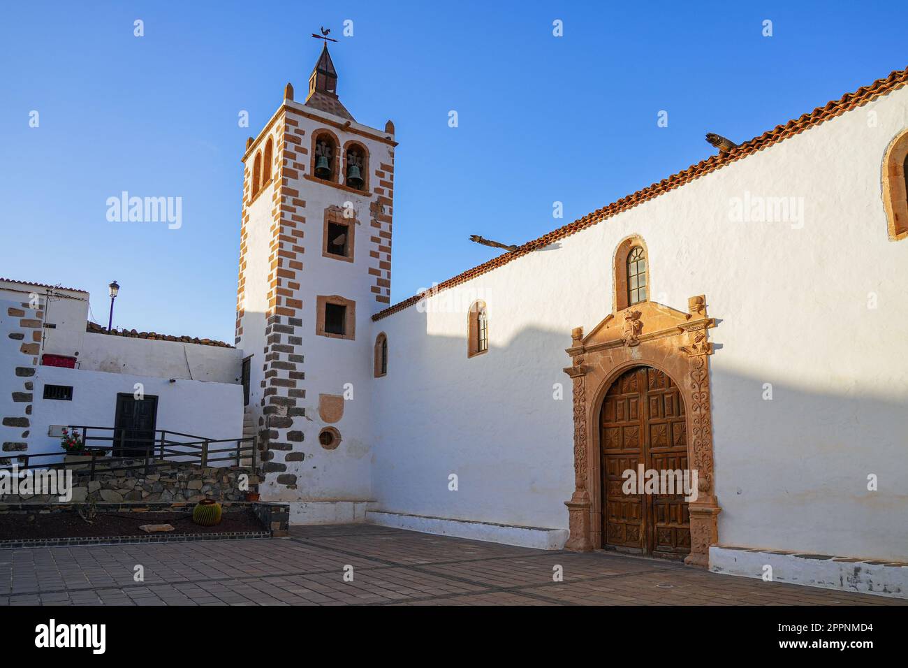 Hauptplatz der Stadt vor der Kirche der Heiligen Maria von Betancuria in der ehemaligen Hauptstadt der Insel Fuerteventura auf den Kanarischen Inseln, Spanien Stockfoto