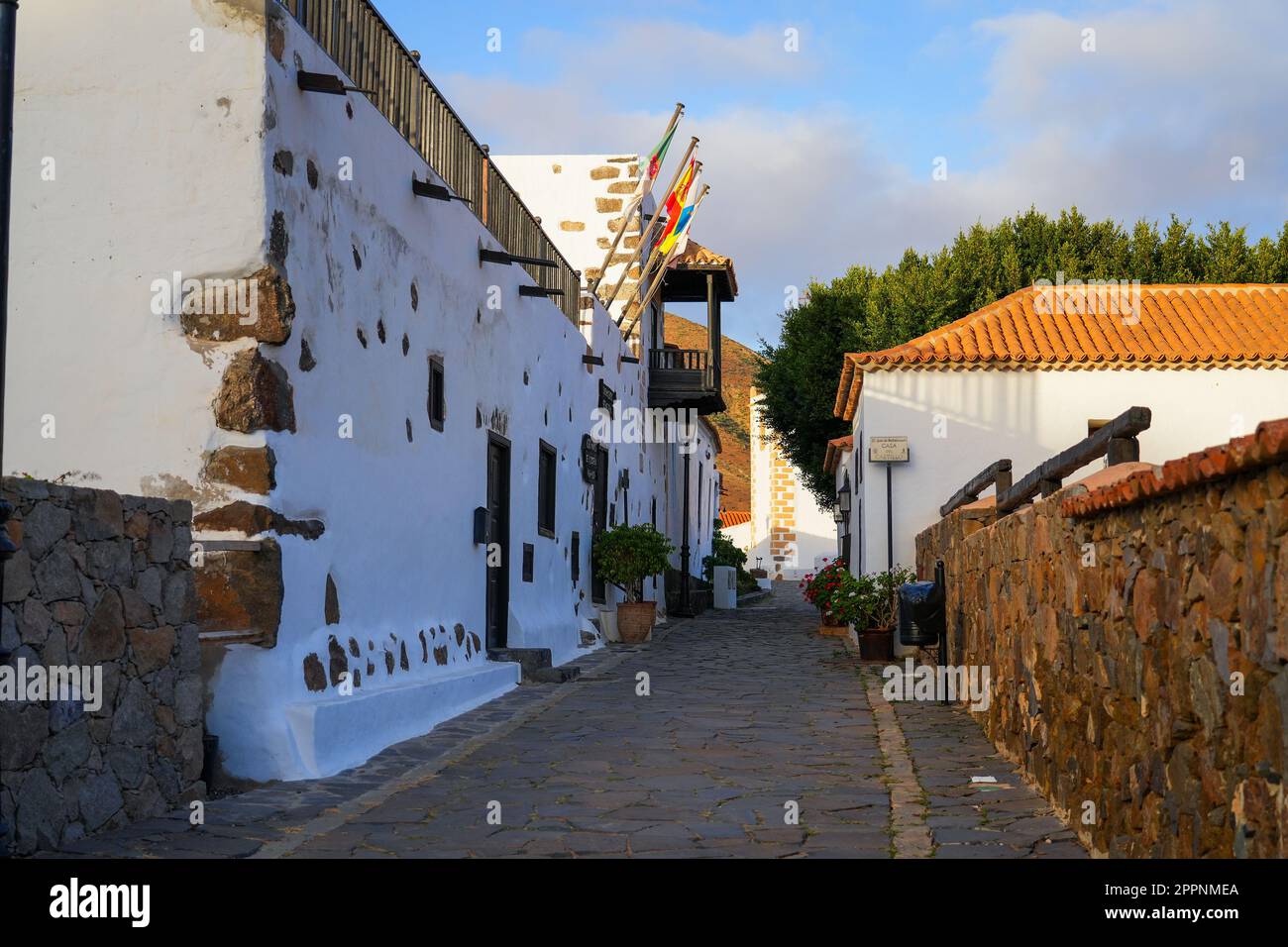 Fassade des Rathauses von Betancuria, der ehemaligen Hauptstadt der Insel Fuerteventura auf den Kanaren, Spanien Stockfoto