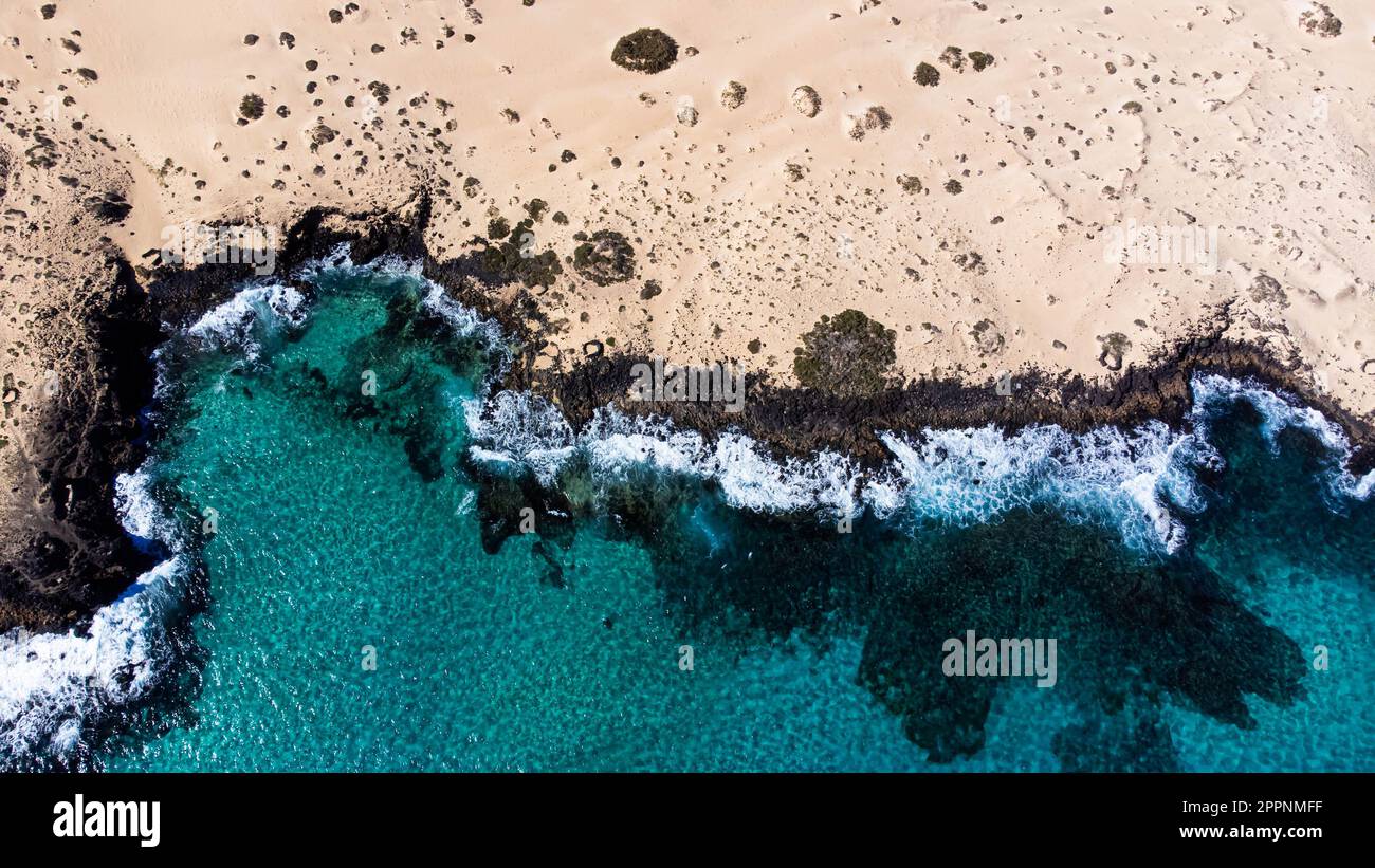 Luftaufnahme der felsigen Küste des Naturparks Corralejo im Norden von Fuerteventura auf den Kanarischen Inseln, Spanien - Wüstenlandschaft Stockfoto