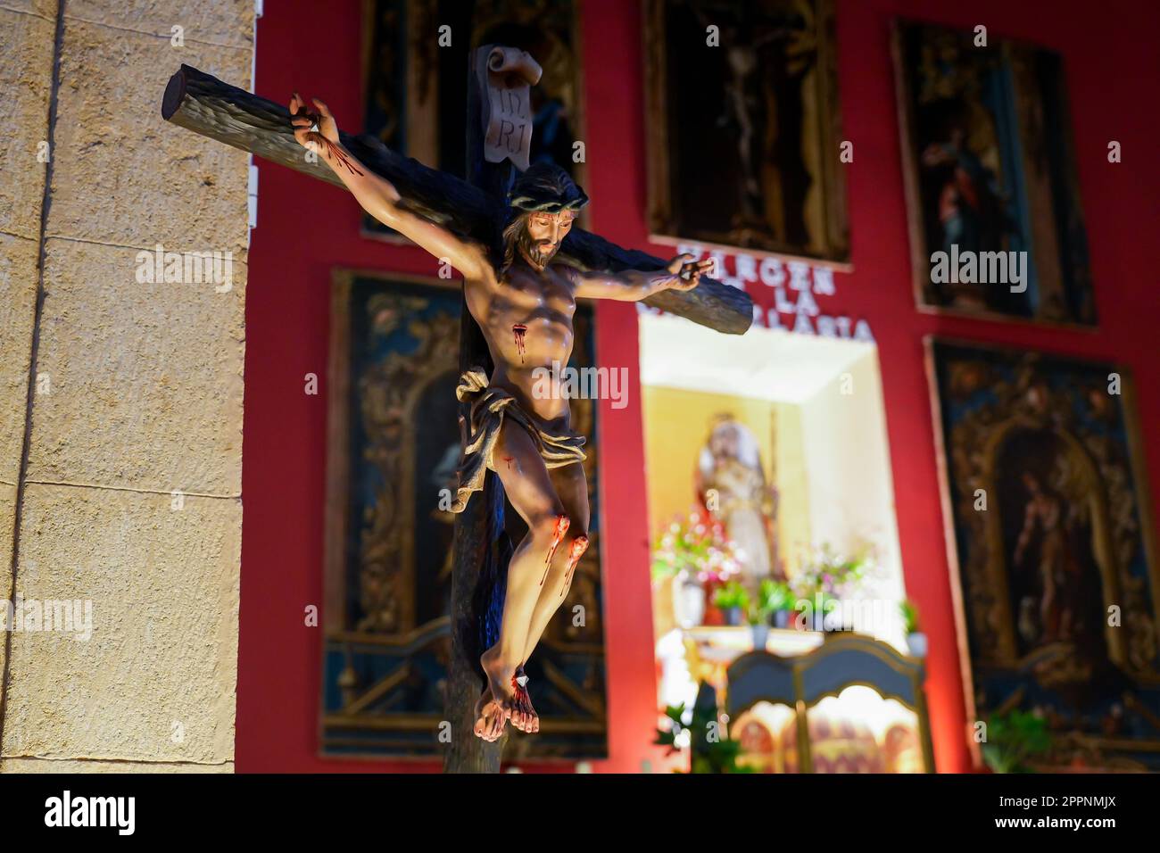 Statue von Jesus Christus am Kreuz in der Kirche unserer Lieben Frau von La Candelaria in La Oliva, einer ländlichen Stadt im Norden von Fuerteventura auf dem Kanarischen I Stockfoto